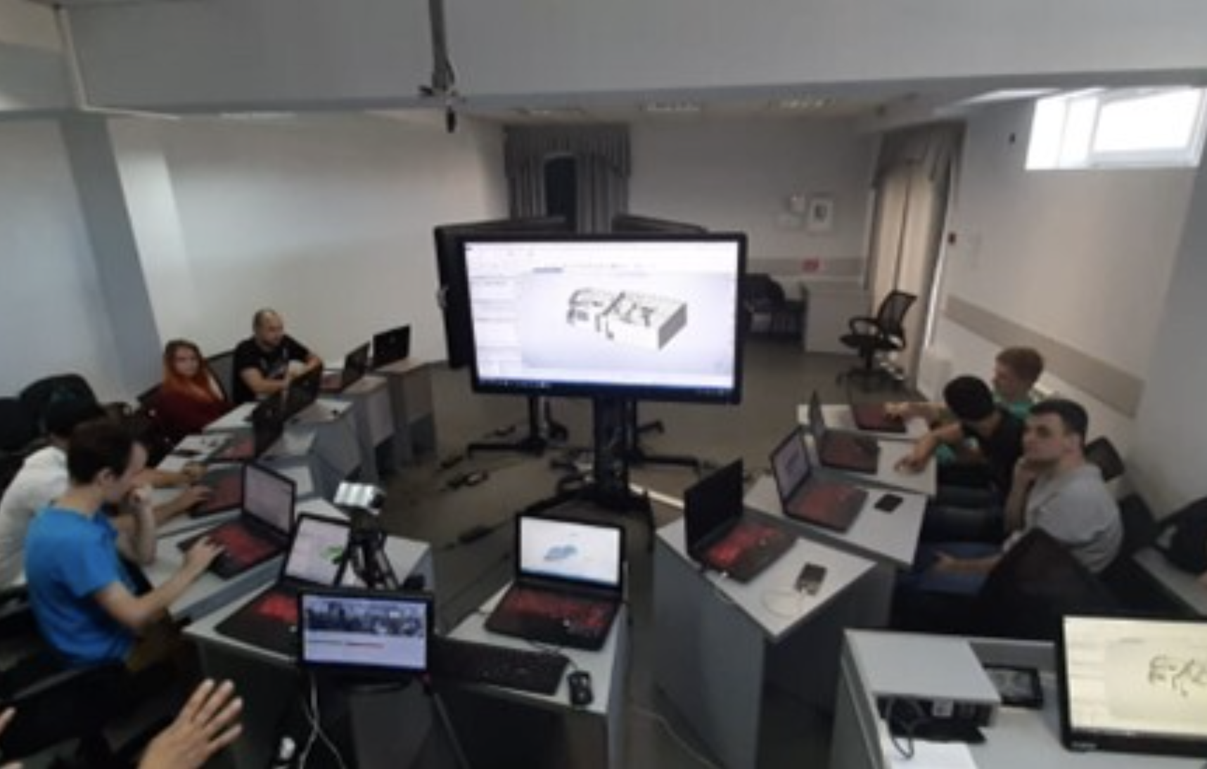 Студенты в классе с VR технологиями